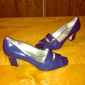 TAHARI royal blue patent leather quirky heels 8.5